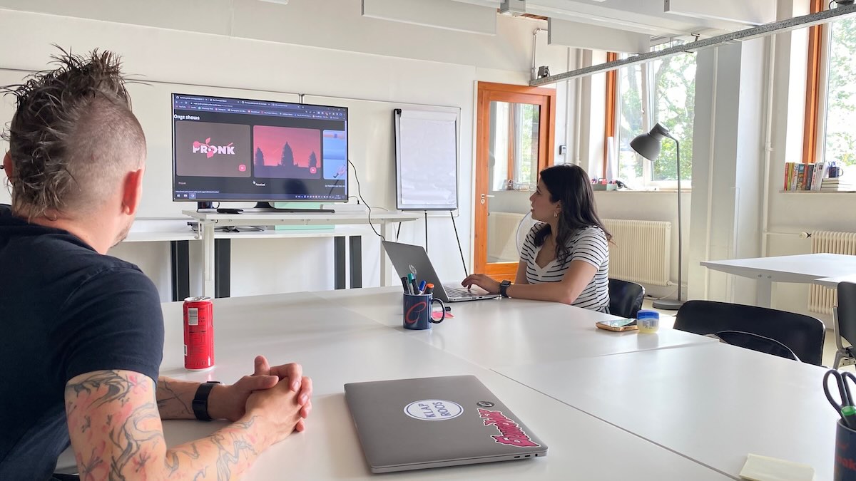Studenten en docenten werken samen in de studio